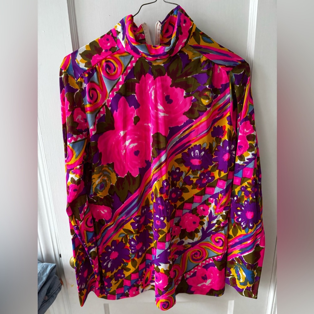 Vintage vibrant mock neck - large